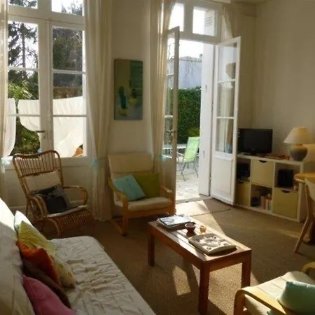 Foncillon : Avec Grande Terrasse Privative + Studio Appartement *